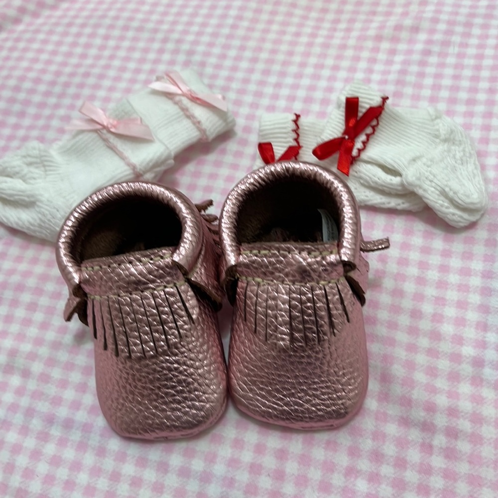 0-4 mo- First Steps baby moccasins pink, 2 baby socks too!